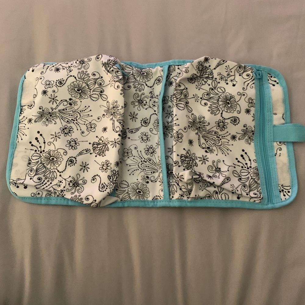 Toiletry/makeup bag. - Picture 2 of 6